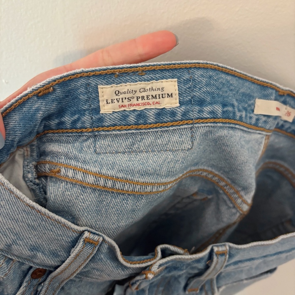 Levi's High Rise Wedgie Fit Distressed Shorts - Size 26 - Picture 11 of 12